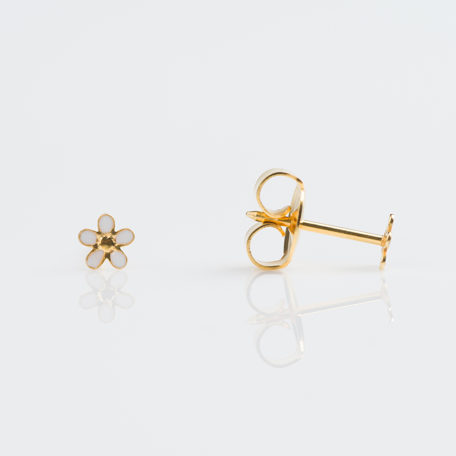 System 75™ Micro Mini Piercing Studs – White Flower – 9K Yellow Gold – 4mm