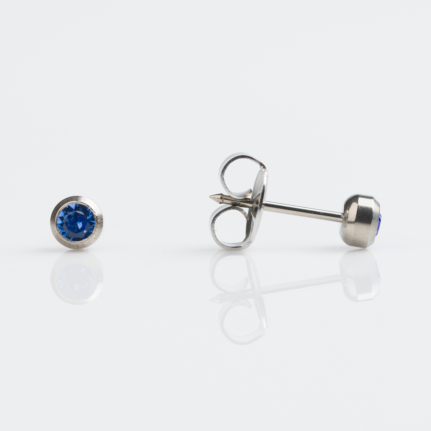 System 75™ Bezel-Set Birthstone Piercing Studs – 4mm – September Sapphire Crystal – Titanium