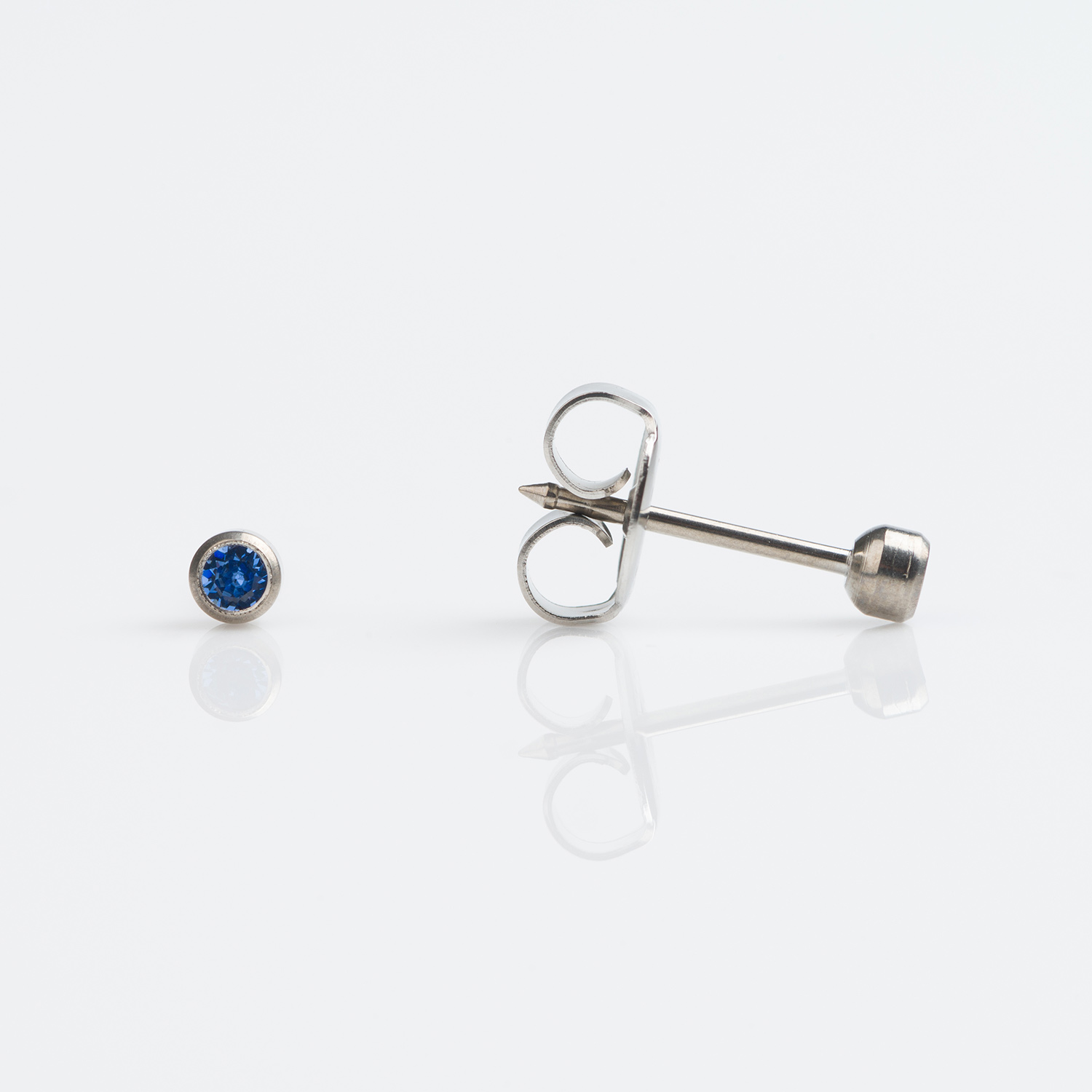 System 75™ Bezel-Set Birthstone Piercing Studs – 3mm – September Sapphire Crystal – Titanium